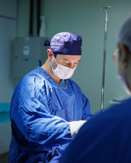 Dr. Bruno Alvarez, cirurgião torácico, durante uma cirurgia em Curitiba